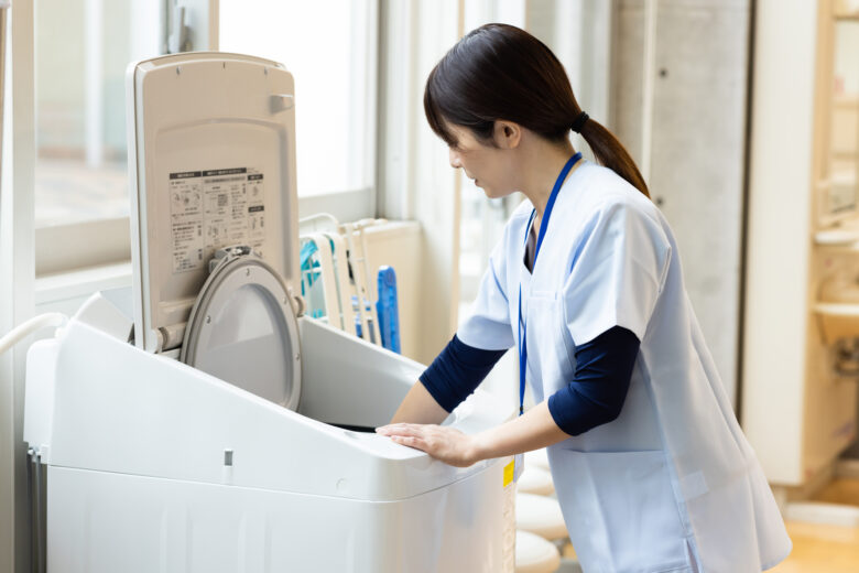 看護師の白衣やナース服は自分で洗う際の注意点は？　理想の洗濯頻度は？