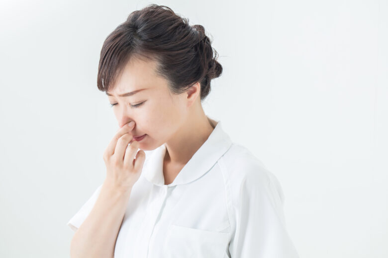 看護師が「足臭い」と言われないためにやるべきことは？　ムレ・ニオイの対策グッズも紹介！