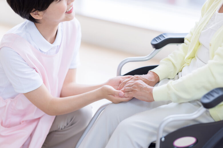介護施設の形態別・看護師の仕事内容まとめ｜働き方の違いと給与平均、向いている看護師の特徴も解説